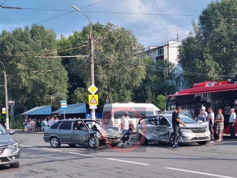 Три машины сошлось в «замесе» в 10-м микрорайоне Брянска. Досталось водителю ВАЗа