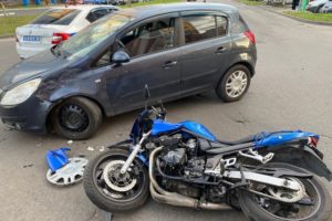 Мотоциклист попал под легковушку в старом аэропорте в Брянске