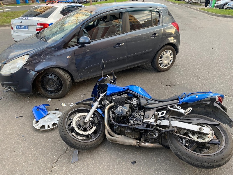 Мотоциклист попал под легковушку в старом аэропорте в Брянске
