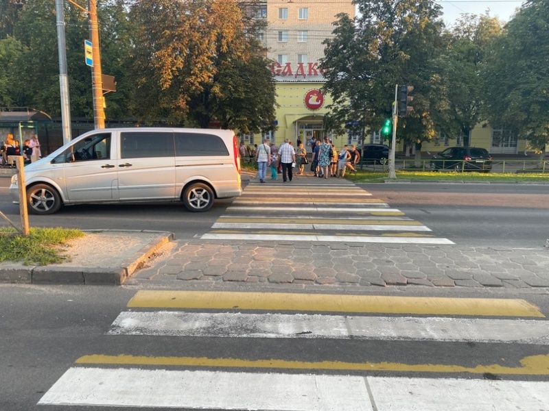 Школьник попал в Брянске под колёса минивэна на регулируемом пешеходном переходе