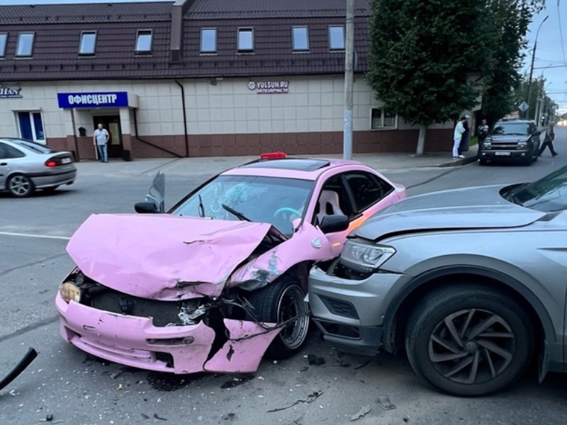 «Барби-ДТП» в Брянске: на слепом перекрёстке разбита розовая Mazda