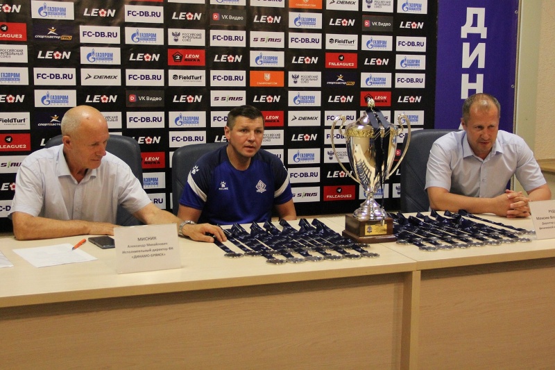 Брянское «Динамо» получило медали и кубок за второе место в прошлом сезоне