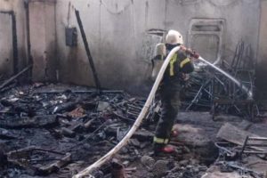 В Брянске на улице Сталелитейной сгорел ангар с автомобилем внутри