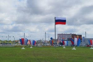 Въезд в Фокинский район Брянска украсил флагшток с четырёхметровым триколором