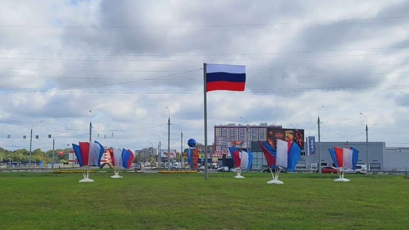 Въезд в Фокинский район Брянска украсил флагшток с четырёхметровым триколором