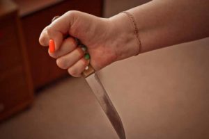 Жительнице Жуковки, бегавшей с ножом и угрозами у местной «Пятерочки», дали 1,5 года условно