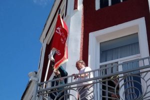 Карачев отмечает День города и День освобождения — на здании универмага снова реет Знамя Победы