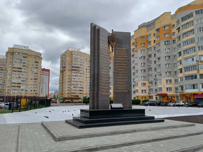 Новый брянский памятник силовикам, погибшим при исполнении обязанностей, установлен, но не открыт