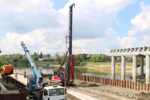 На Славянском мосту в Брянске забили треть свай для последней опоры. Под недосып местных жителей