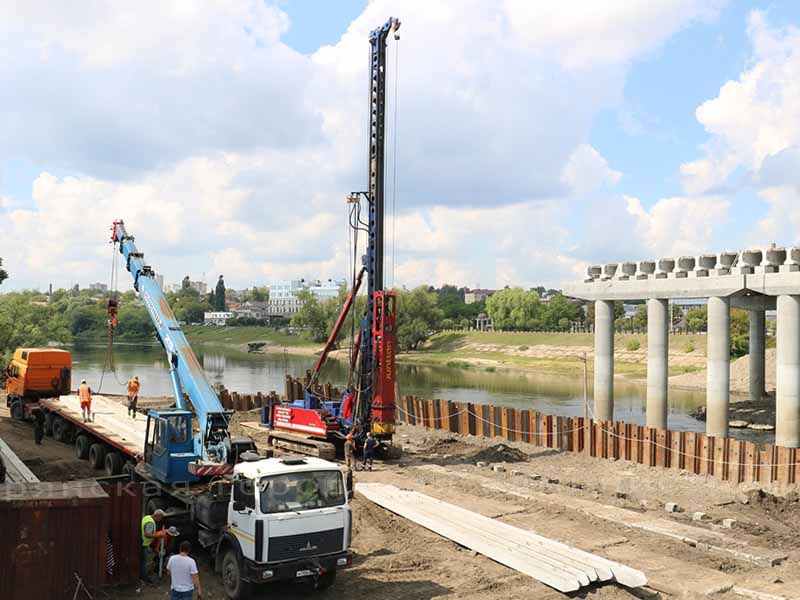 На Славянском мосту в Брянске забили треть свай для последней опоры. Под недосып местных жителей