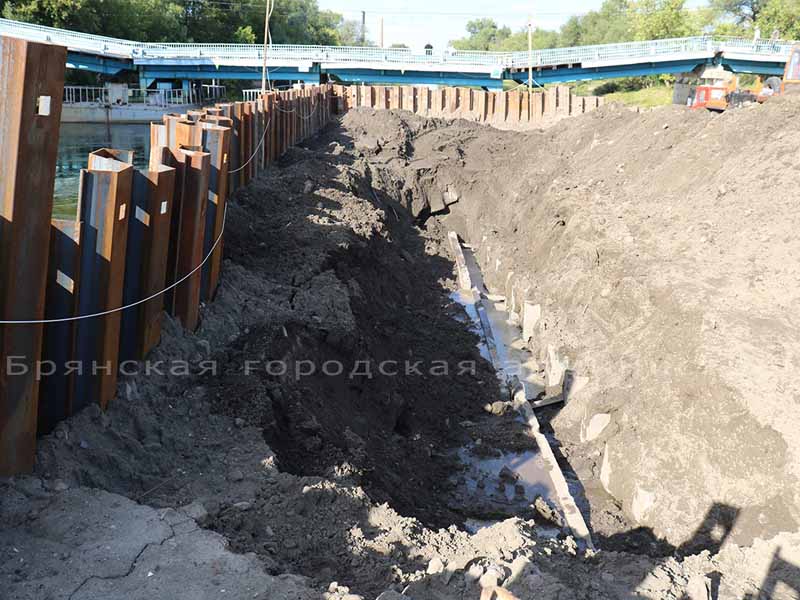 На Славянском мосту в Брянске забили все 115 свай для последней опоры