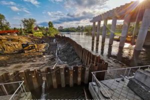 Последнюю опору Славянского моста в Брянске приходится строить, «откачивая» Десну