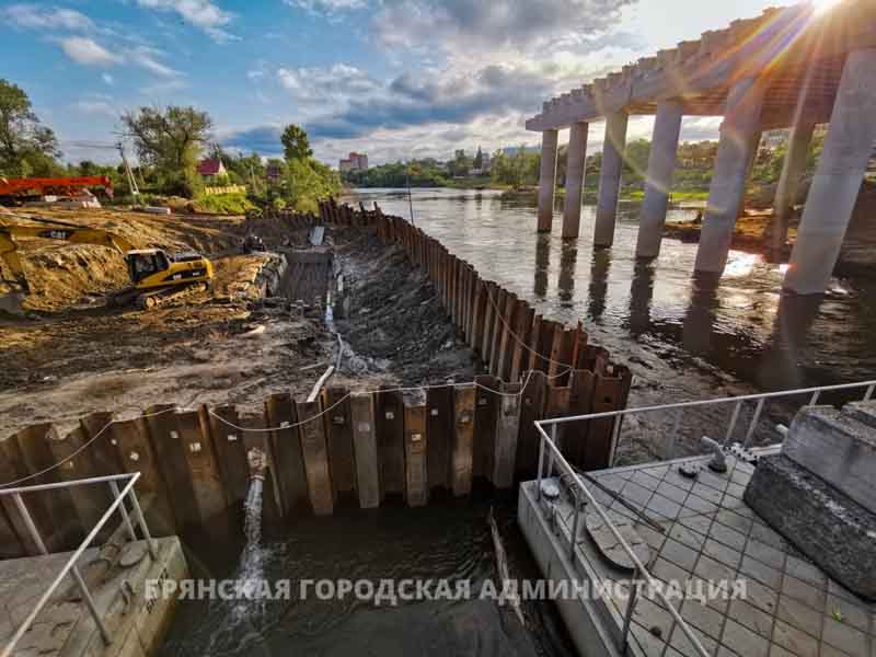 Последнюю опору Славянского моста в Брянске приходится строить, «откачивая» Десну