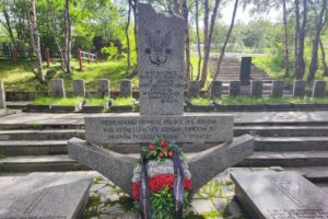 Посол и генконсул Польши попались на вандализме на кладбище в Мурманске