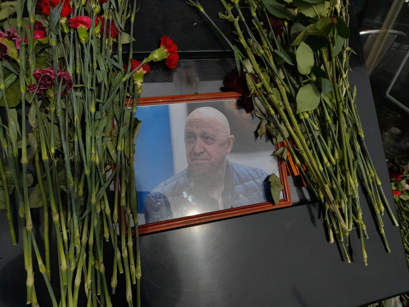 Похороны Евгения Пригожина прошли в Петербурге. Во многих городах России появились стихийные мемориалы