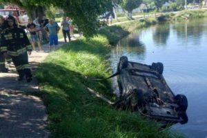 В Новозыбкове легковушка улетела в местное озеро, пострадавших нет
