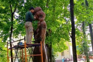 В брянском парке-музее им. А.К. Толстого в этом году отреставрировали семь деревянных скульптур