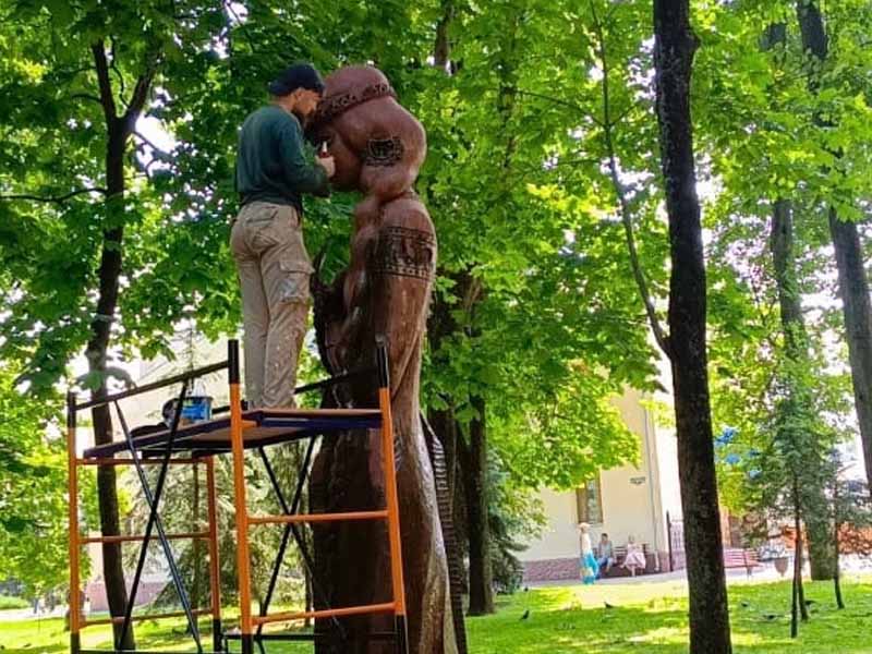 В брянском парке-музее им. А.К. Толстого в этом году отреставрировали семь деревянных скульптур