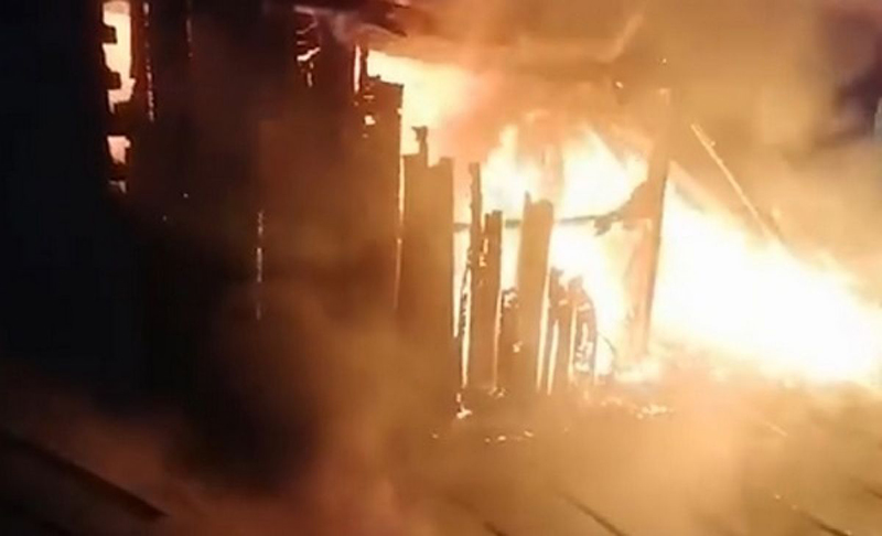 Два гаража сгорели в брянском посёлке Октябрьский. Жертв нет