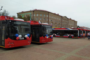 Переданные Брянску в лизинг троллейбусы «Адмирал» торжественно принимаются на площади Ленина
