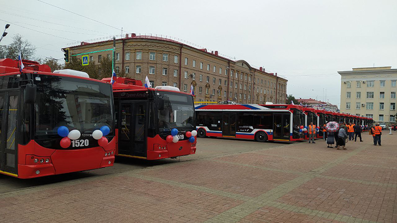 Переданные Брянску в лизинг троллейбусы «Адмирал» торжественно принимаются на площади Ленина