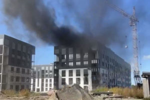 Пожар в «Мегаполис-парке»: загорелась строящаяся пятиэтажка