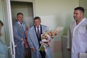 Гендиректор «Россети Центр» и брянский губернатор посетили в больнице героя-энергетика