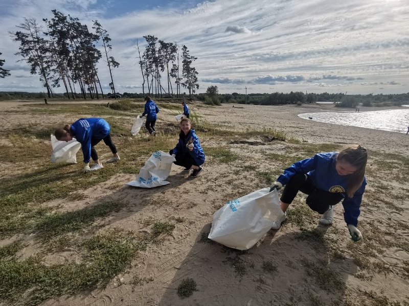 Студенты и чиновники очистили берег озера Орлик-5 от летнего мусора