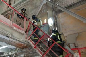 Брянские спасатели потренировались тушить пожары на одном из крупнейших цементных заводов Европы