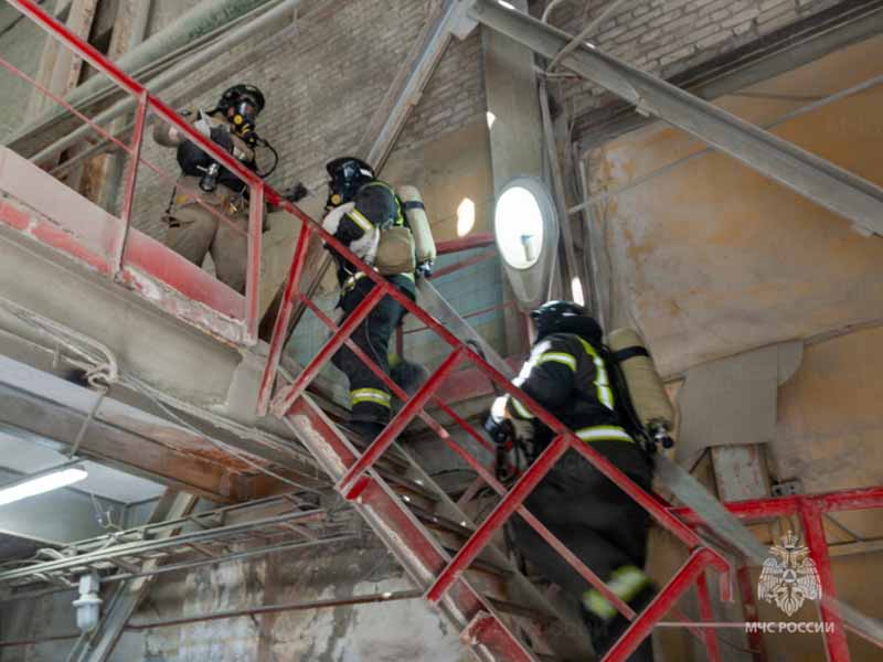 Брянские спасатели потренировались тушить пожары на одном из крупнейших цементных заводов Европы