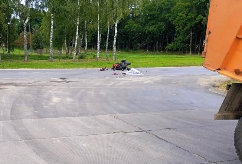 Мотоциклист насмерть разбился об КамАЗ на местной дороге в Клинцовском районе