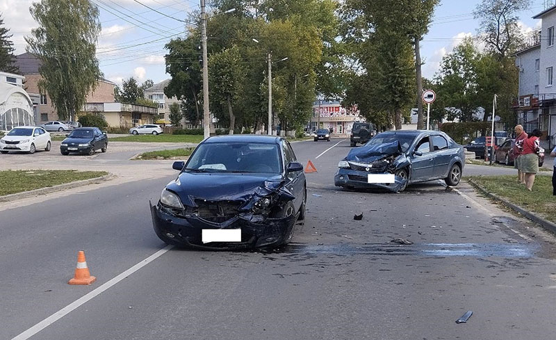 Две женщины получили травмы в столкновении двух легковушек в центре Дятьково