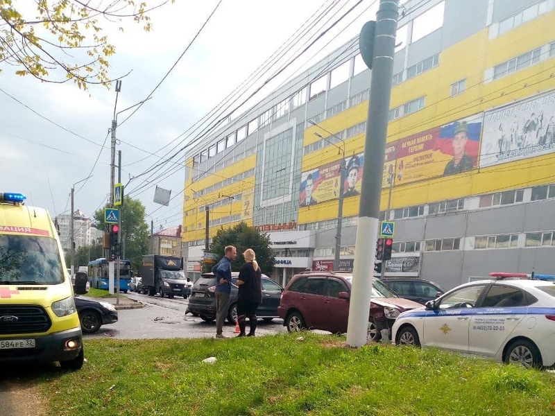 Причиной гигантской пробки в центре Брянска стали две неразъехавшихся авто на парковке ТРЦ «Мельница»