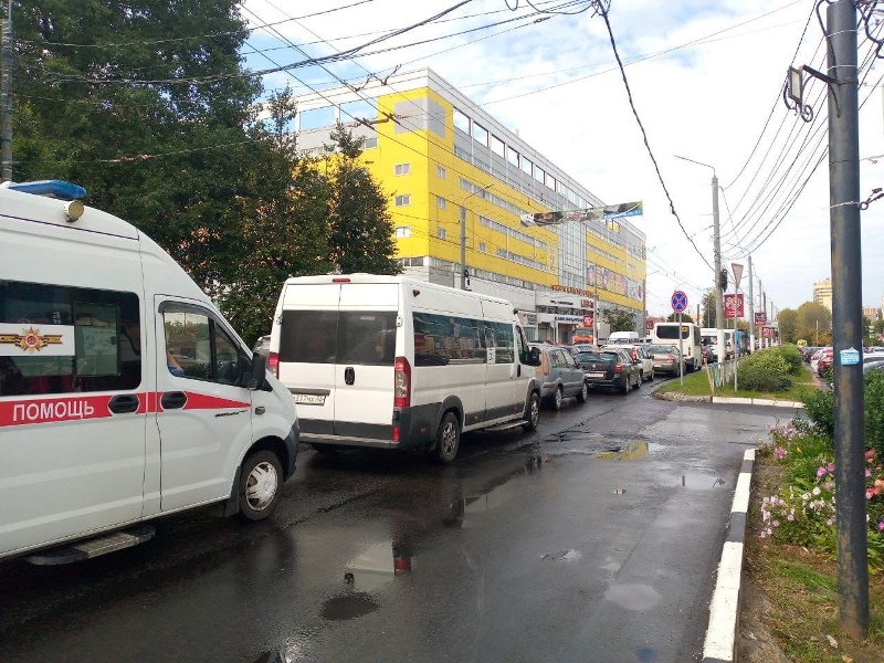Причиной гигантской пробки в центре Брянска стали две неразъехавшихся авто на парковке ТРЦ «Мельница»