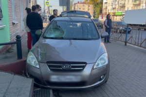 Водитель в Брянске вылетел на тротуар и сбил двух женщин и ребёнка. Пострадавшие в реанимации