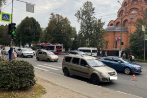 Молодая женщина попала под машину в Брянске, попытавшись перебежать на красный свет