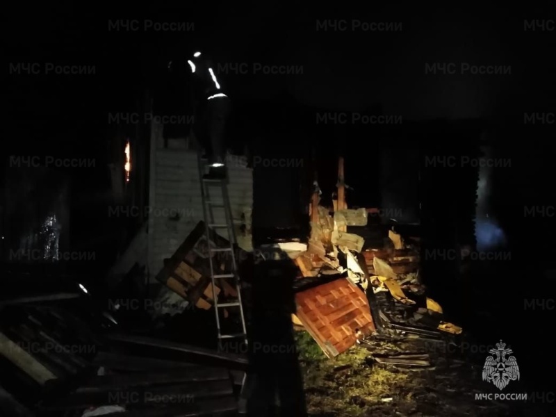 Дом сгорел в брянском посёлке Чайковичи в полночь. Жертв нет