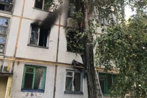 В Бежице, на Камвольном сгорела квартира в многоэтажке: два человека пострадали, ещё два десятка — спасены