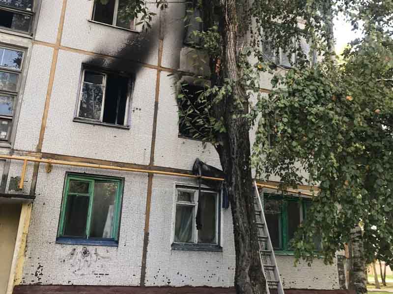 В Бежице, на Камвольном сгорела квартира в многоэтажке: два человека пострадали, ещё два десятка — спасены