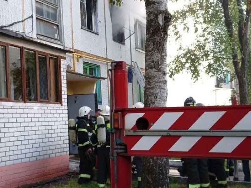 В Бежице сгорела квартира в многоэтажке на Камвольном. Пострадали два человека, ещё два десятка — спасены
