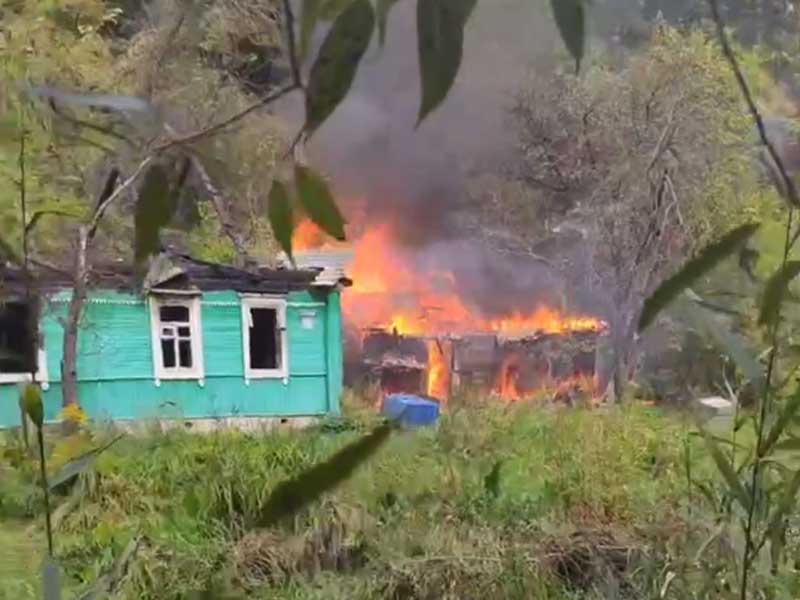 Нежилой дом на дне оврага Верхний Судок горит в третий раз за год