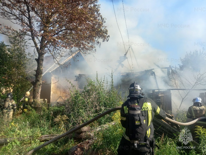 Два дома сгорели в Большом Полпино, пожарные спасли ещё три дома от пожара