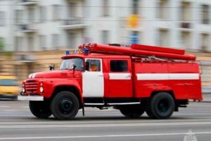 В Брянске при пожаре в многоэтажке на улице Ульянова спасены 15 человек, пострадавших нет — МЧС