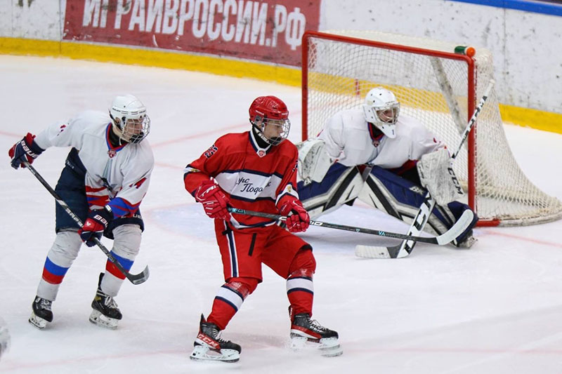 Хоккейный «Брянск» в первом матче нового сезона одержал волевую победу в гостях