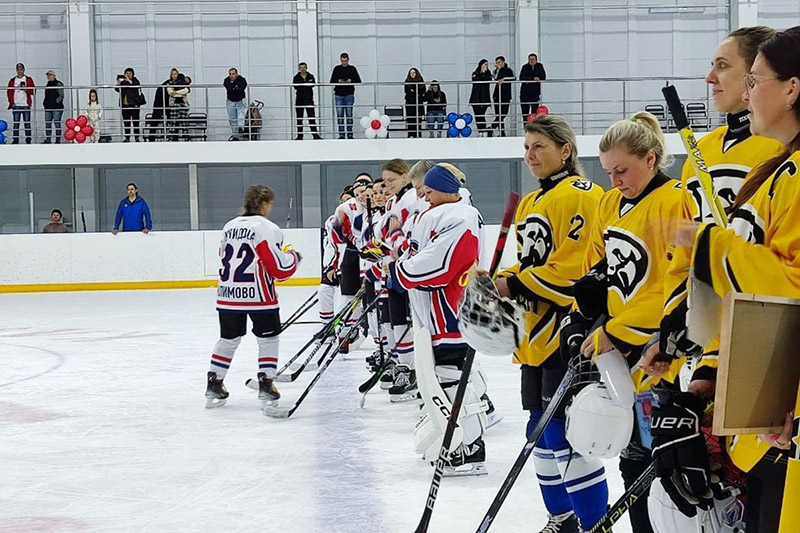 Первый в брянской истории матч между женскими хоккейными командами выиграли спортсменки из Климово