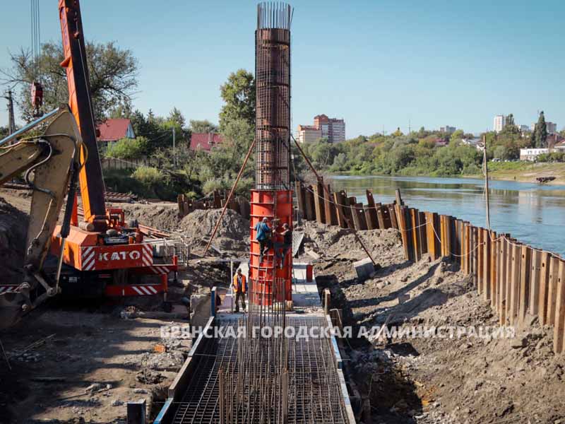 На «просроченном» Славянском мосту в Брянске заливают бетоном последний ростверк