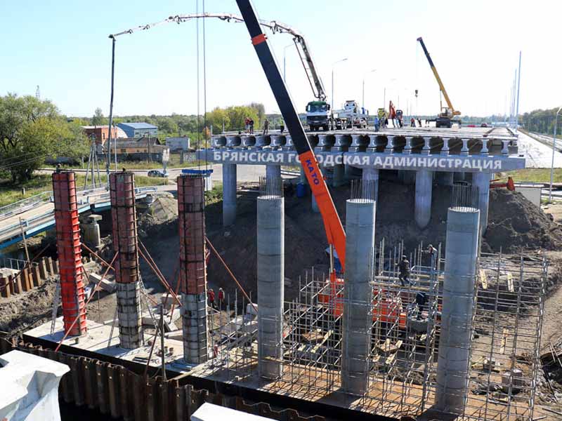 Строители Славянского моста в Брянске «выходят» из воды