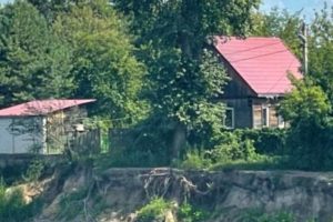Из-за строительства Славянского моста в Брянске может сползти в реку частный дом