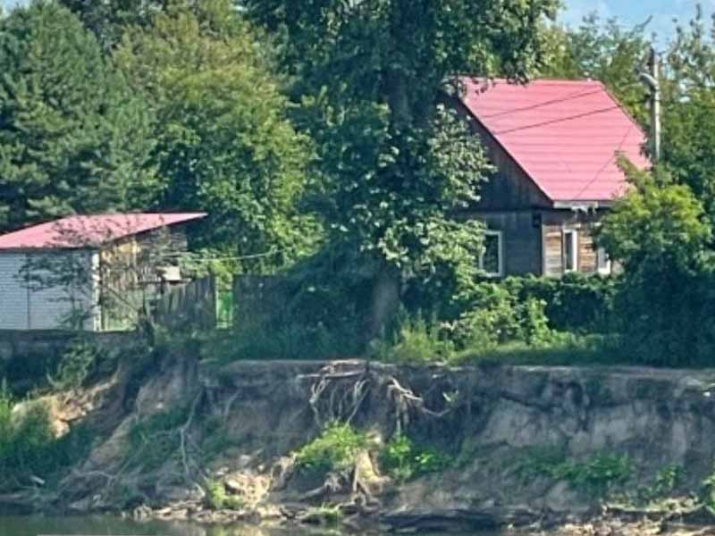 Из-за строительства Славянского моста в Брянске может сползти в реку частный дом