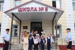 Безопасность школьных линеек 1 сентября в Брянске обеспечили более 300 полицейских